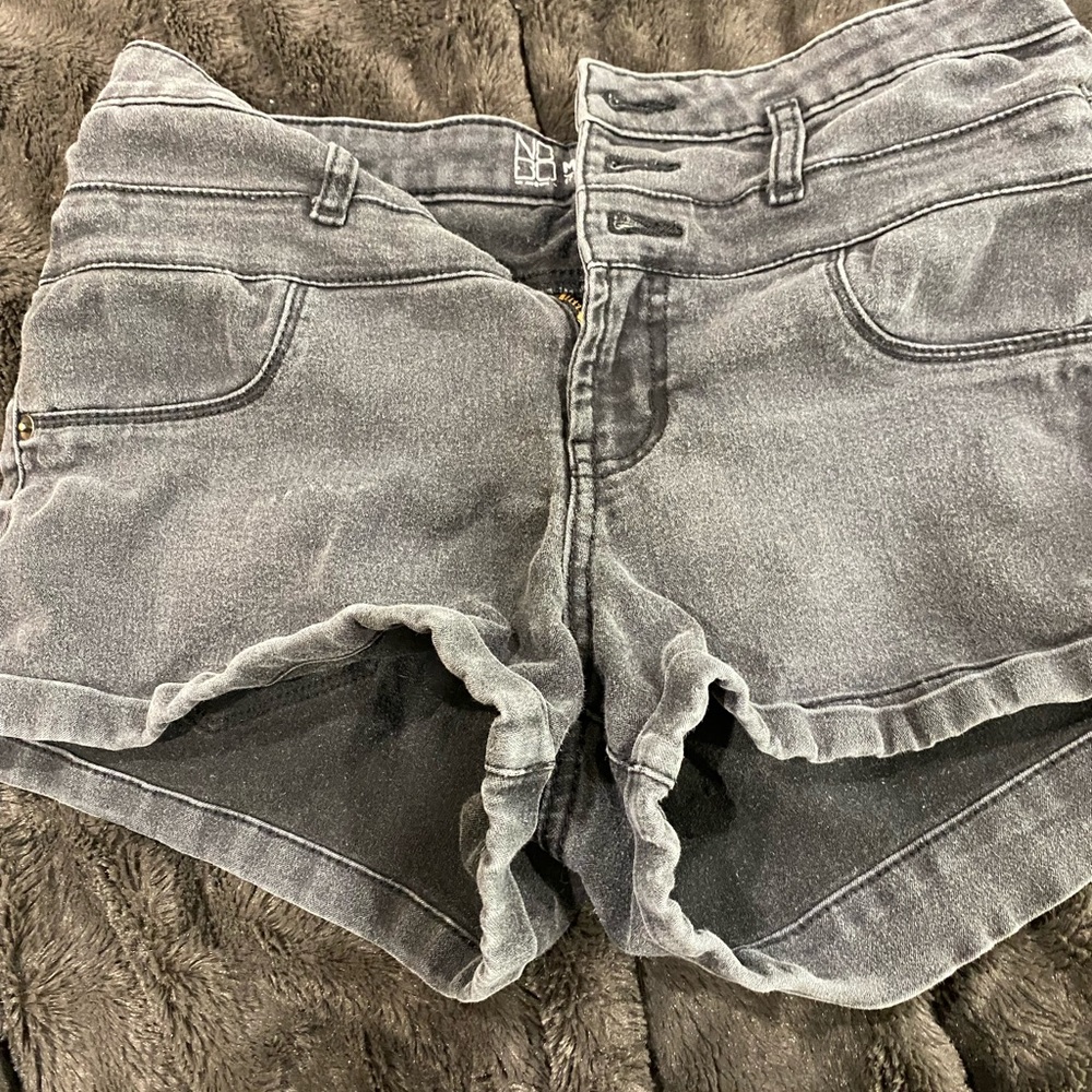 Sz 6 faded black Jean shorts